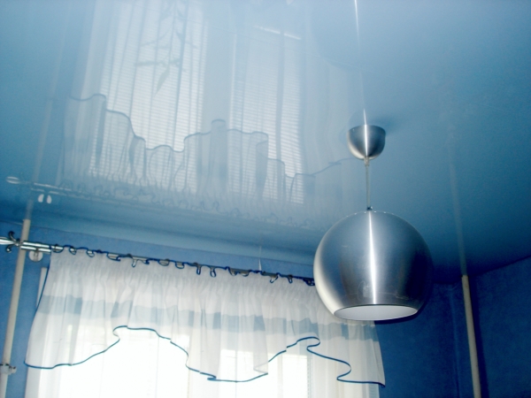 Цветные натяжные потолки