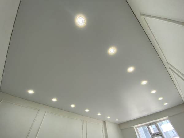 Фото сатинового натяжного потолка со светильниками