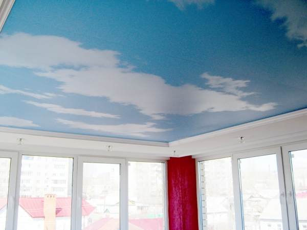 Пример двухуровневого потолка для гостиной 18 м²