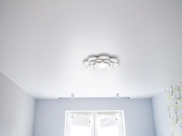 Пример матового натяжного потолка в зал