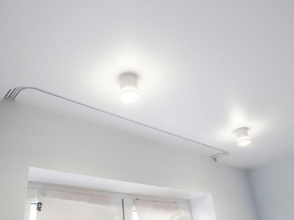 Пример натяжного потолка с нишей под карниз