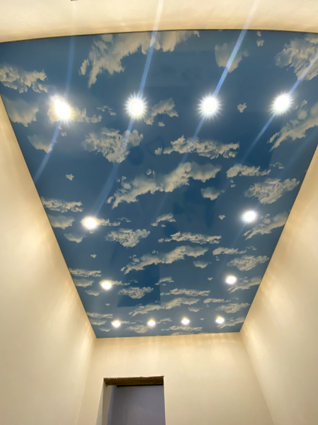 Пример двухуровневого потолка для гостиной 18 м²